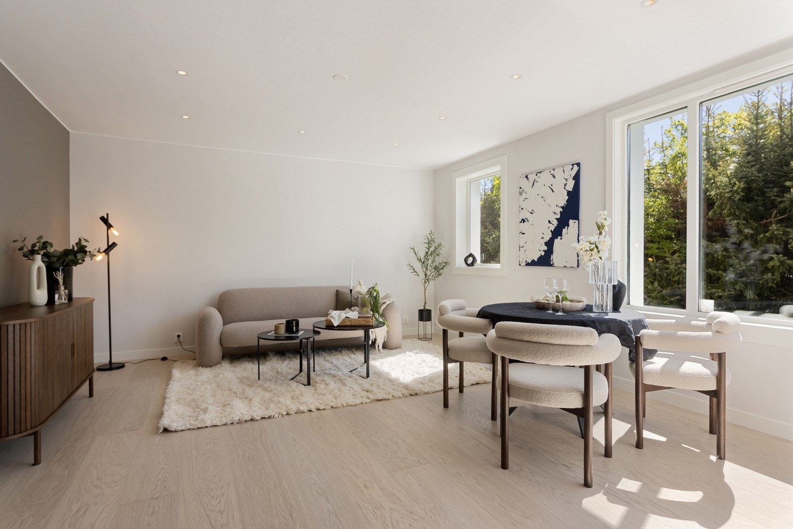 Veggflatene er malt i tidsriktige, lyse farger som gir et elegant og helhetlig preg. På gulvene er det lagt flott 1-stavs eikeparkett i alle rom, med unntak av det flislagte baderommet. Galleribilde