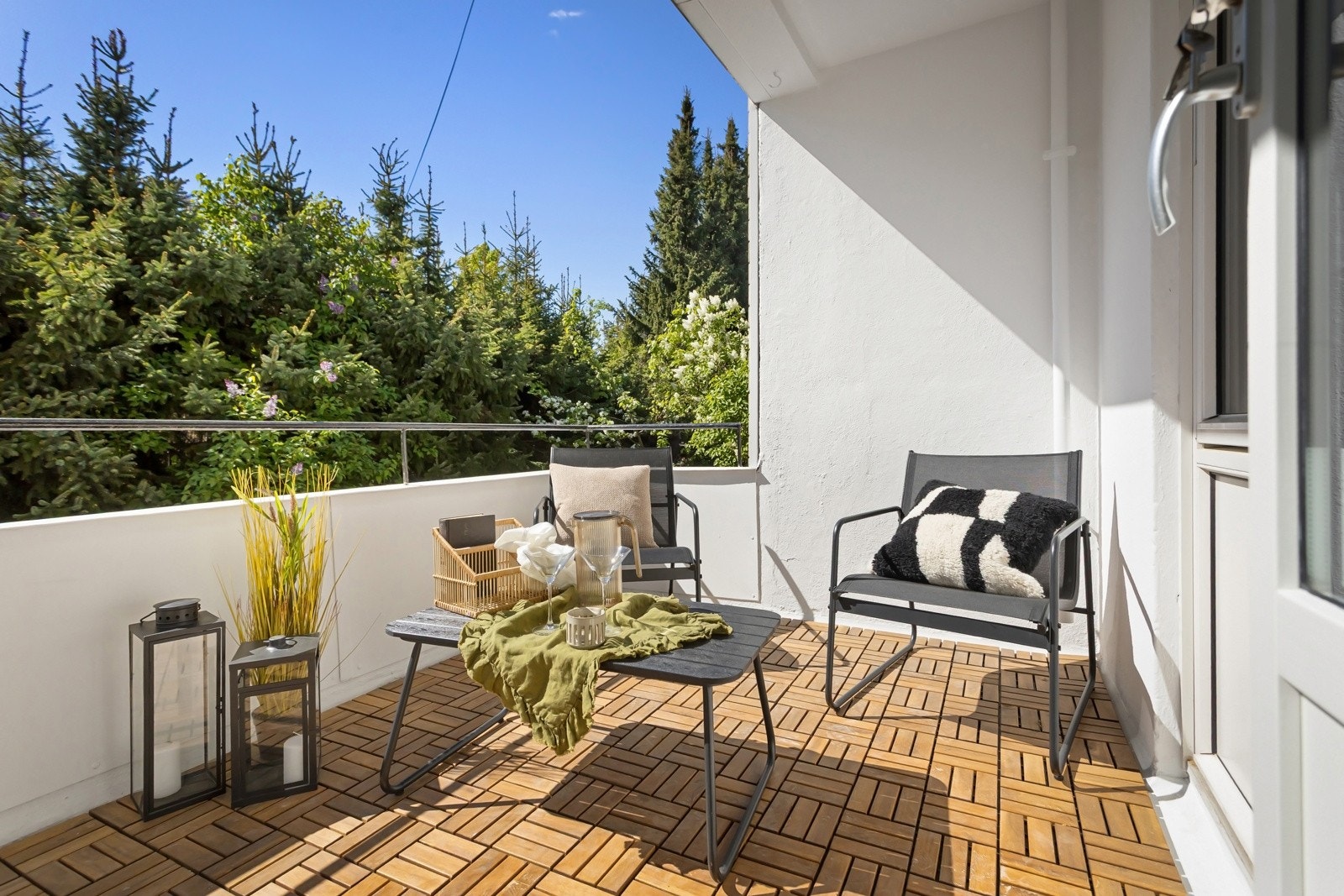 Her kan du nyte solrike dager med utsikt mot grønne omgivelser. Galleribilde