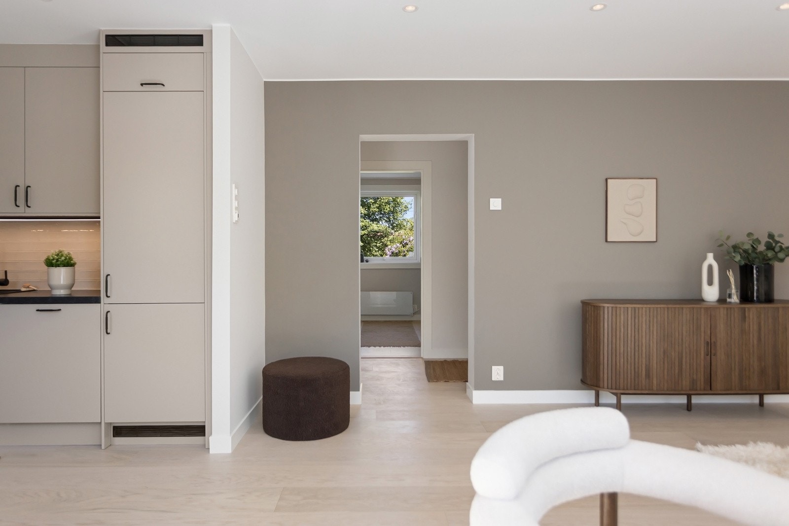 Downlights i himlingen skaper en behagelig atmosfære og gir et moderne uttrykk. Galleribilde