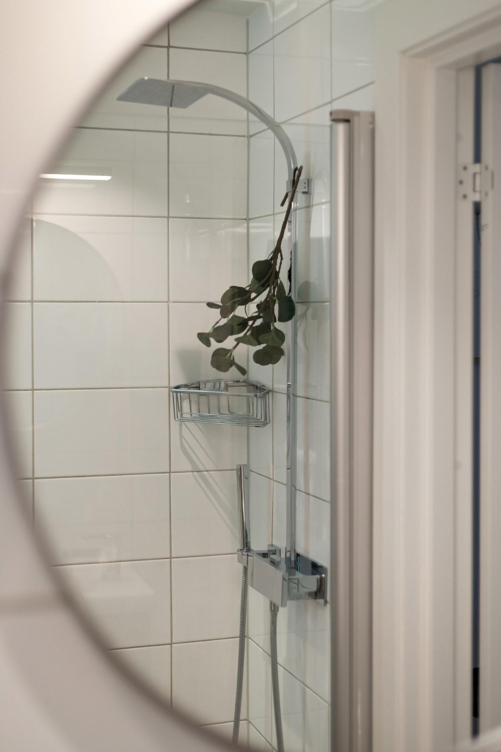 Baderomsinnredningen ble fornyet i 2024 og består av en servant med ettgreps kran og praktisk skap under og speil på vegg med lysarmatur over. Galleribilde