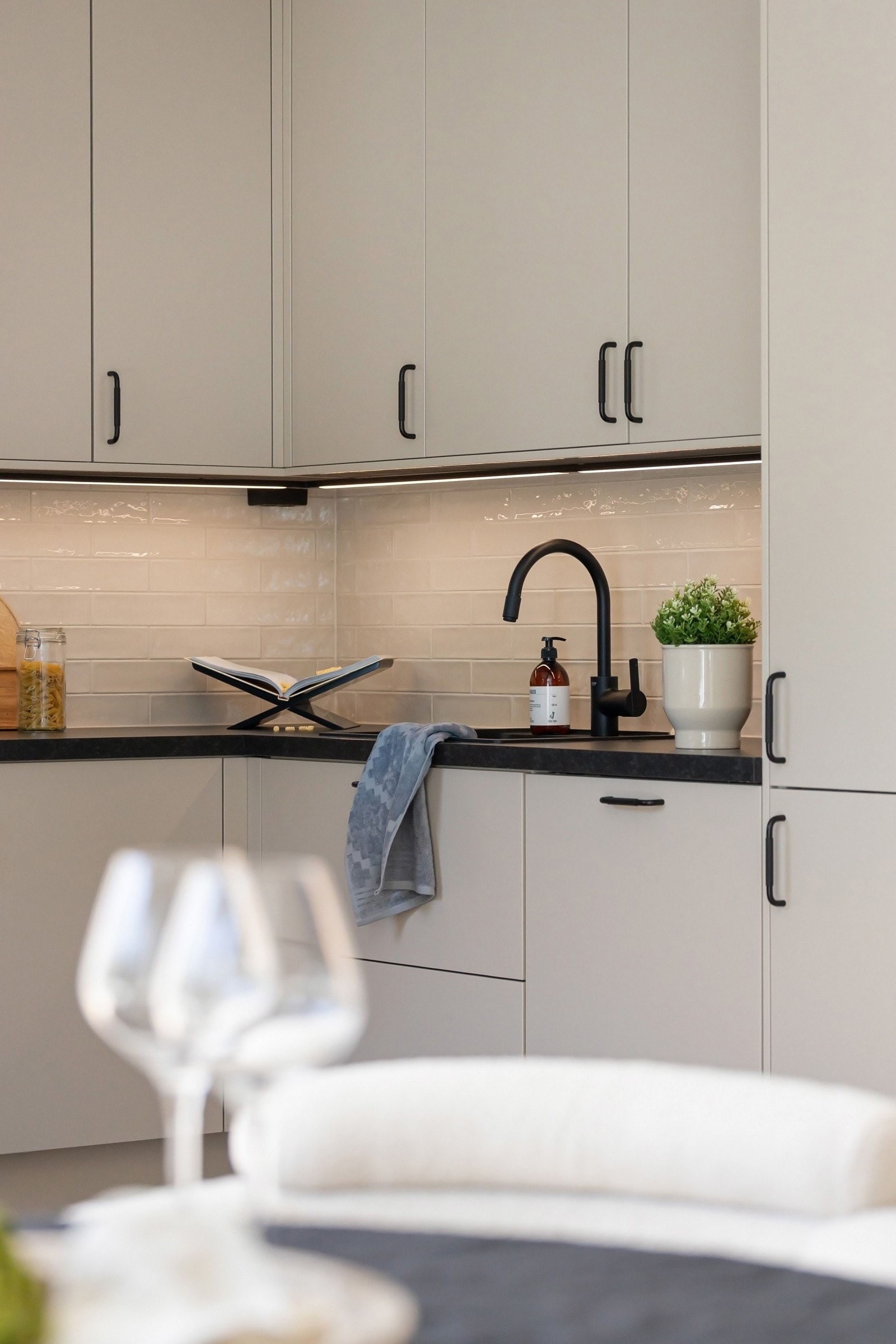 Kjøkkeninnredningen fra Epoq er ny fra 2025 og fremstår som svært moderne og gjennomført med alle nødvendige fasiliteter. Galleribilde