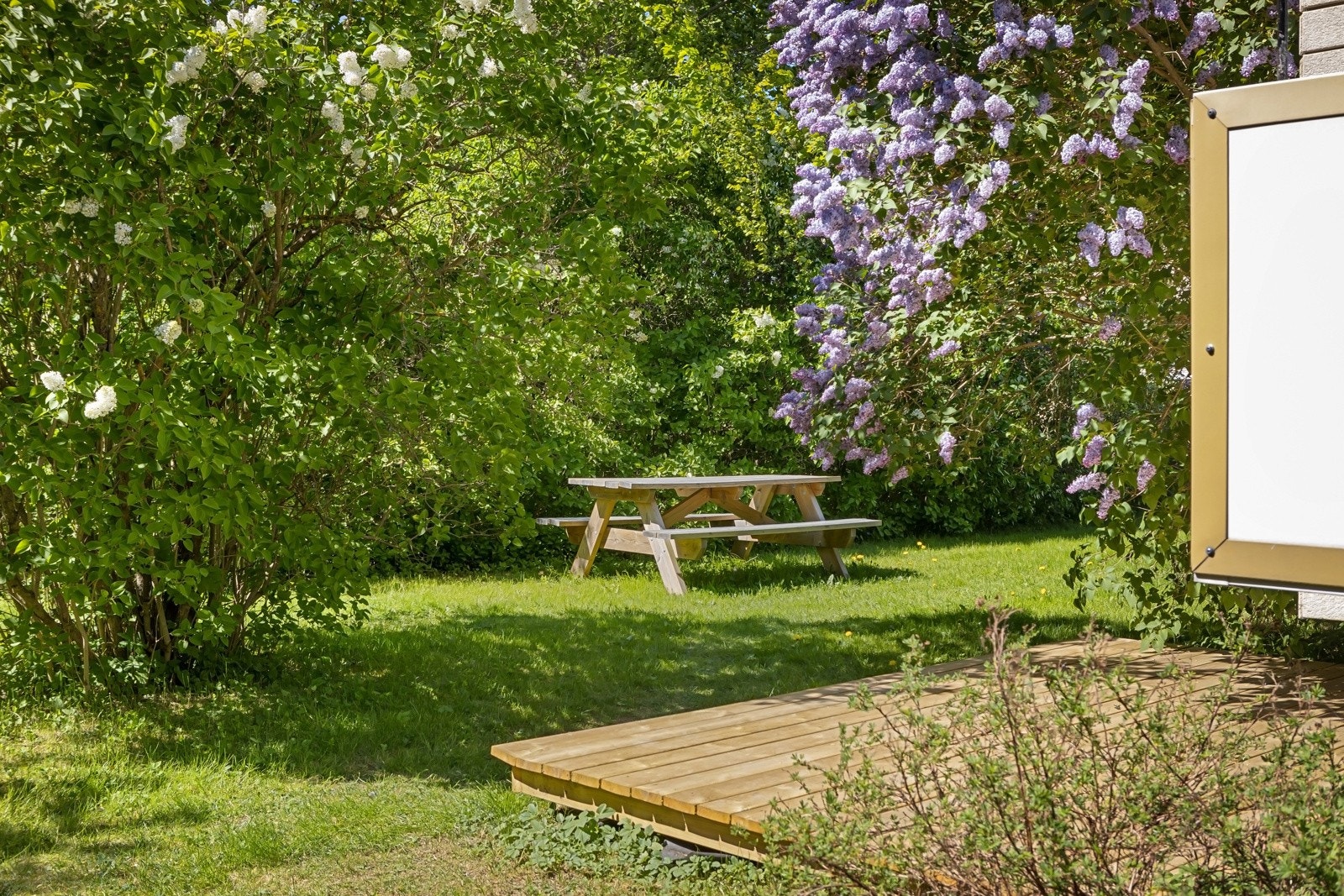 Rett nedenfor balkongen er det også en treplatting på ca. 7 m² som gir et ekstra uterom. Galleribilde