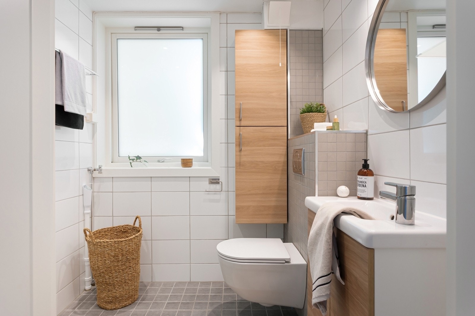 Baderommet fremstår som moderne og funksjonelt, med et helhetlig og stilrent uttrykk. Galleribilde