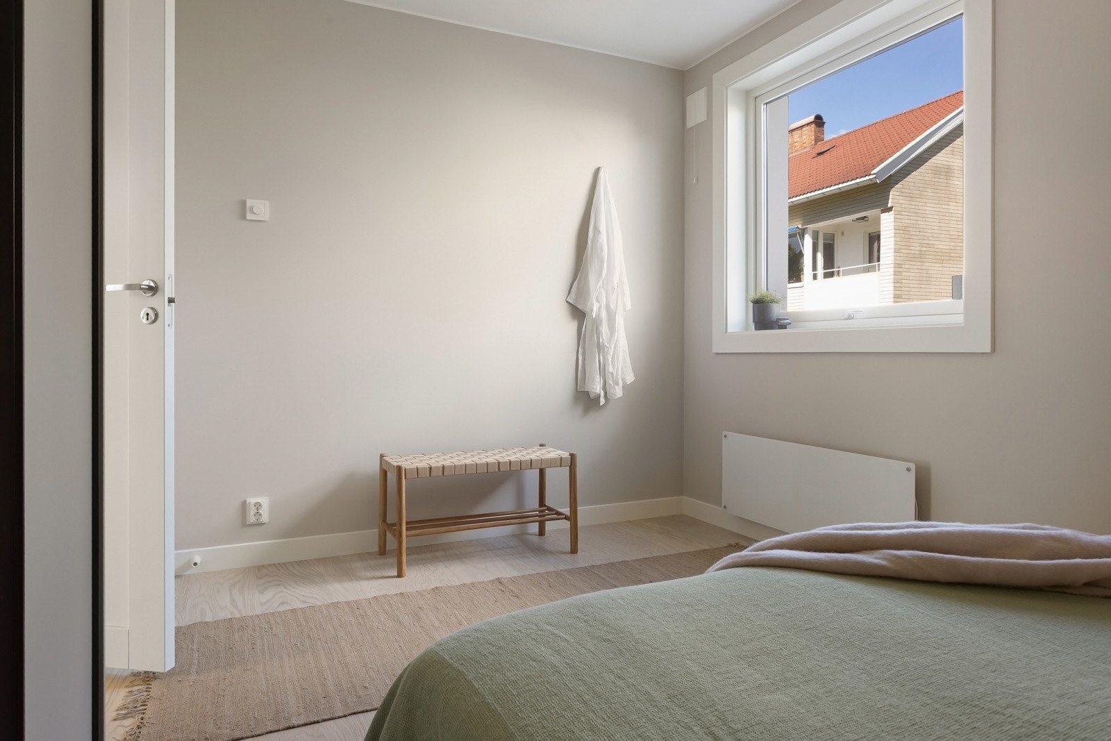 Det andre soverommet er noe mindre, men like funksjonelt, med plass til enkeltseng, skrivebord eller oppbevaringsmøbler. Galleribilde