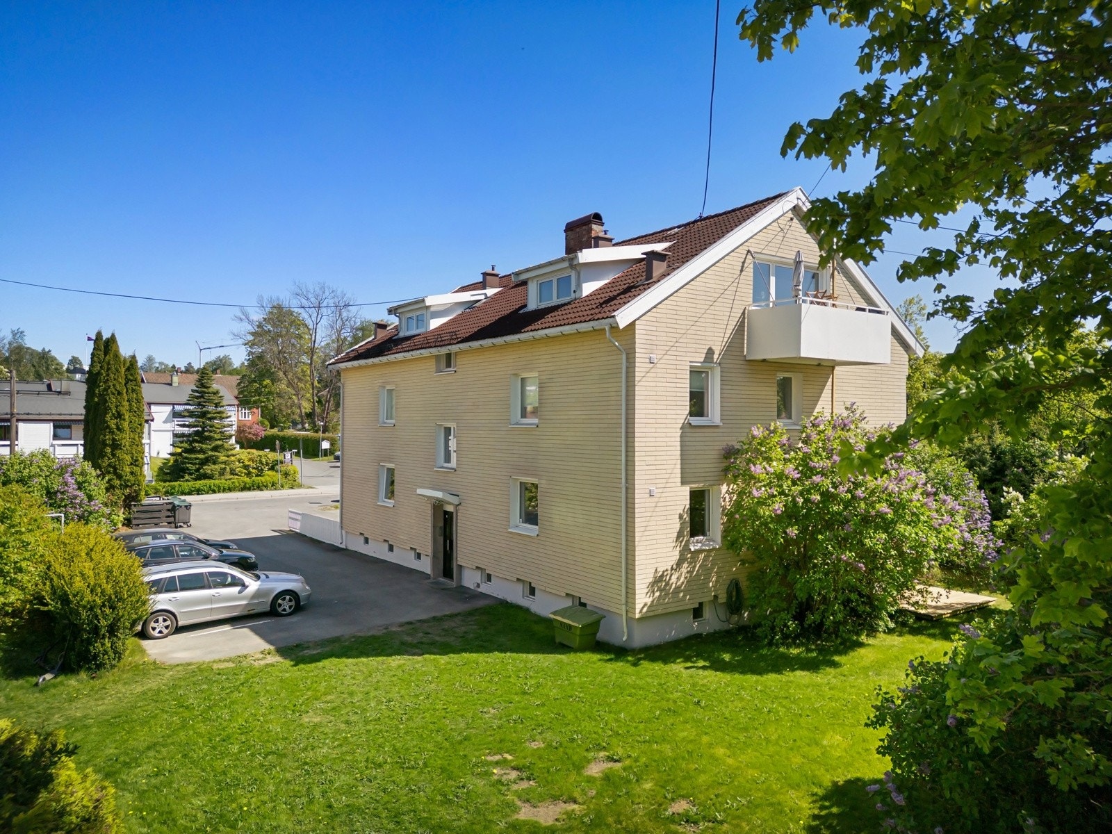 Leiligheten ligger i et attraktivt og veletablert villaområde på Nordstrand. Her bor du meget sentralt i barnevennlige omgivelser med nærhet til skoler, barnehager, offentlig kommunikasjon, flotte rekreasjonsområder og et rikt utvalg av fasiliteter Galleribilde