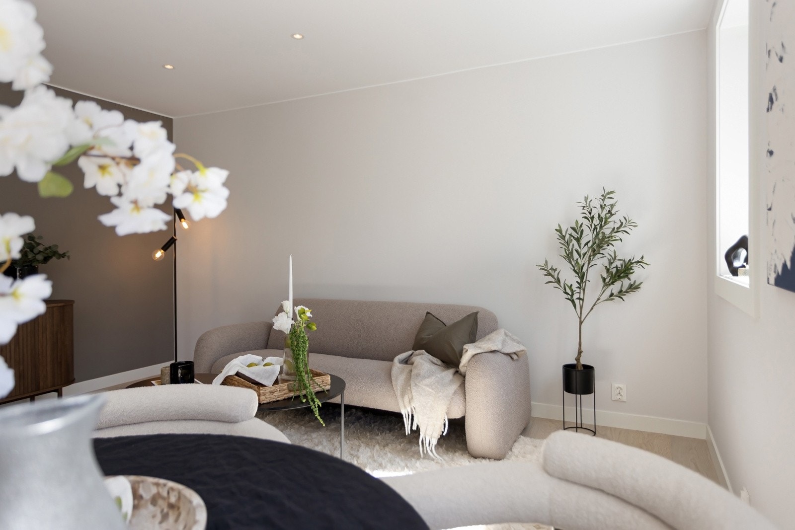 Den gjennomgående åpne planløsningen og de store vindusflatene gir en luftig og romslig følelse. Galleribilde