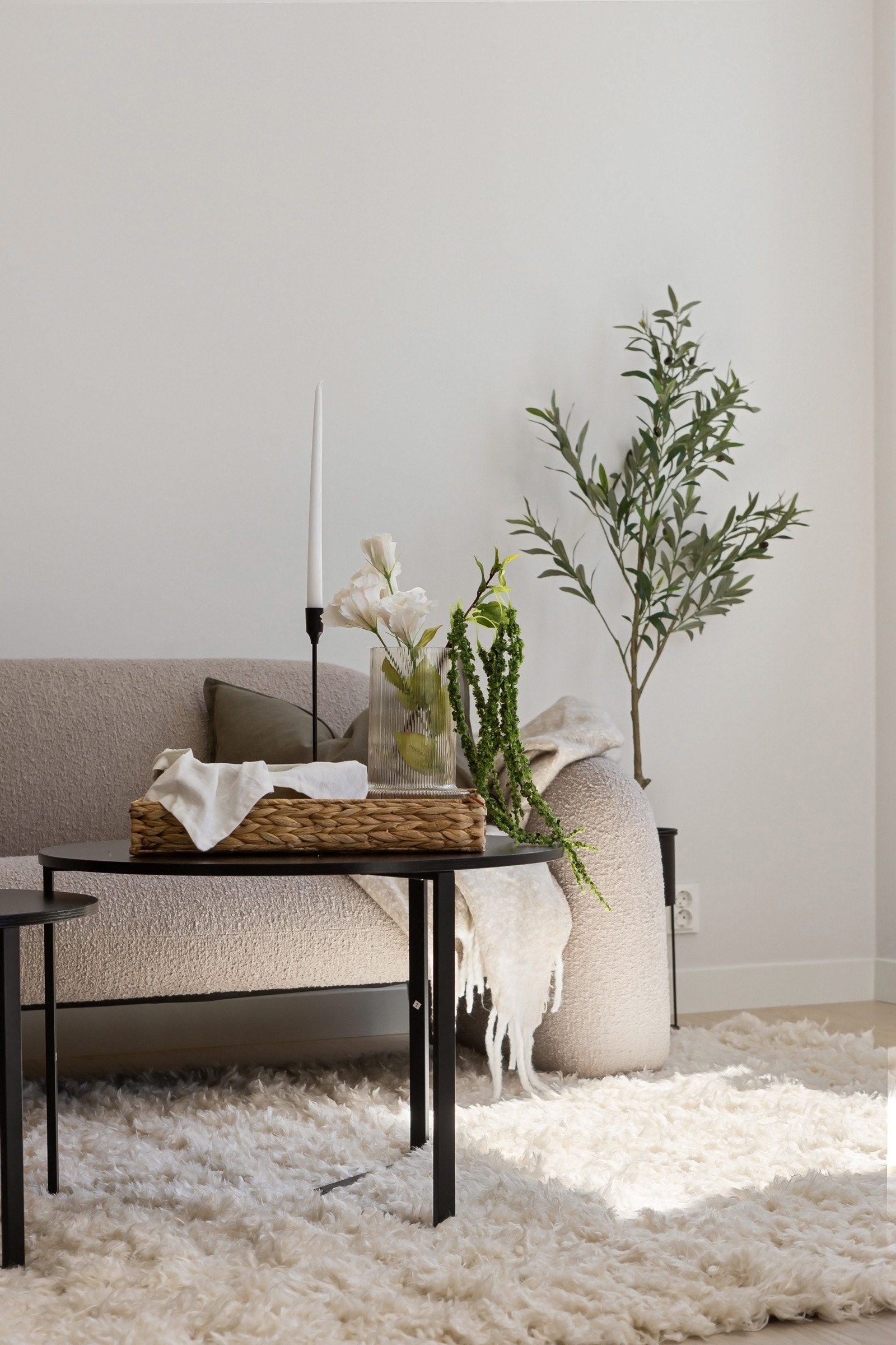 Leiligheten har en lys og moderne stue med store vindusflater som slipper inn rikelig med naturlig lys. Galleribilde