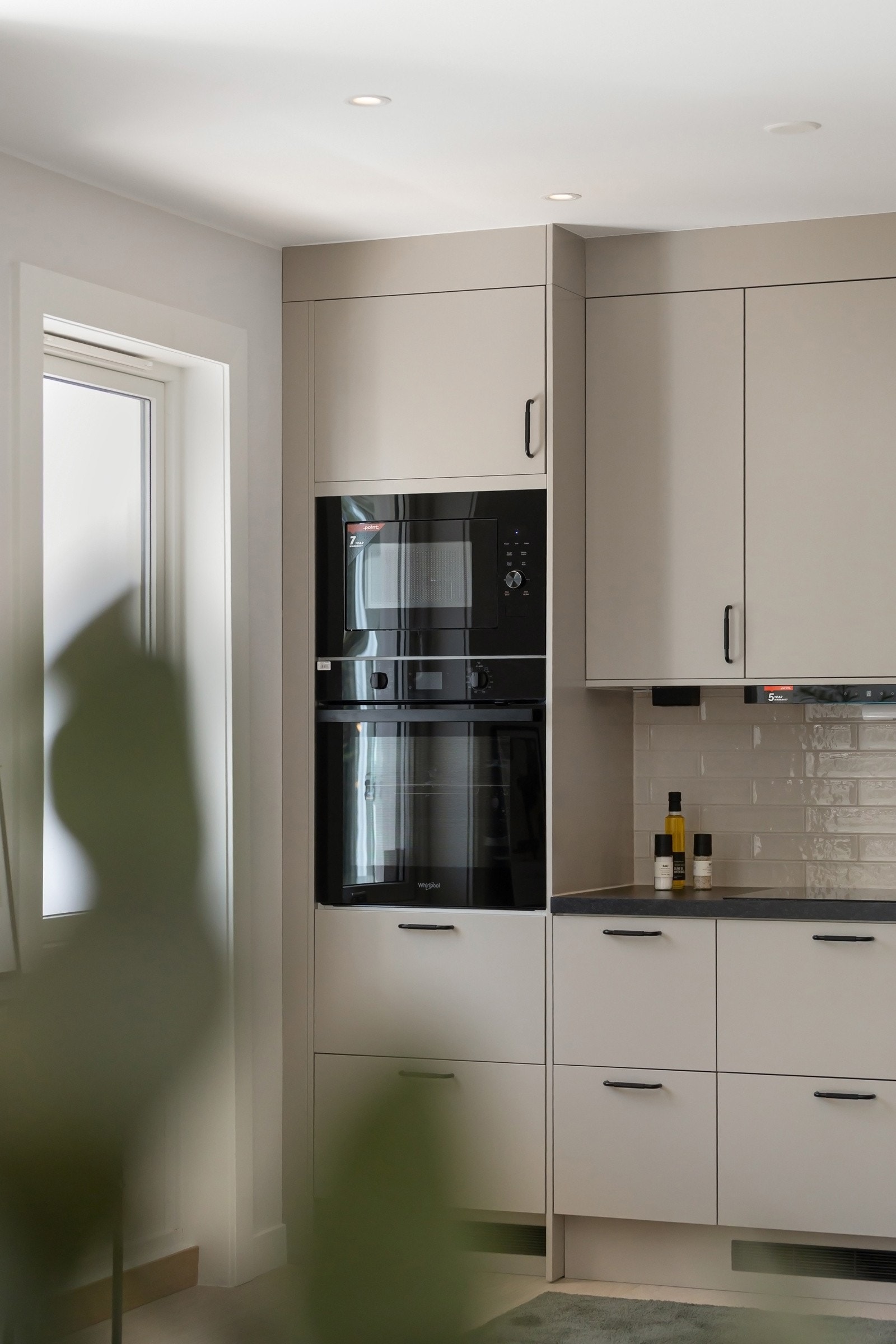 Det er godt med arbeidslys takket være stikkontakter under overskapene, effektiv ledbelysning, samt gode vundusflater Galleribilde