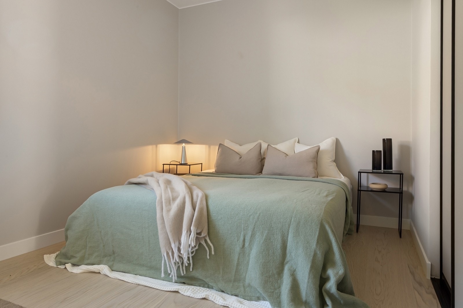 Leiligheten har to romslige soverom som begge fremstår som lyse og innbydende, med god plass til både seng, nattbord og ekstra oppbevaring. Galleribilde