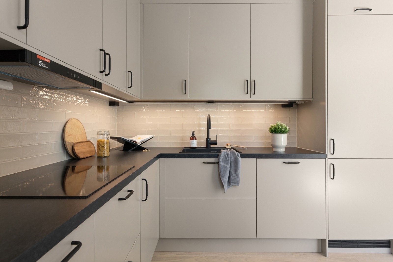Kjøkkenet er en stilren og funksjonell løsning fra Epoq med glatte fronter som gir et moderne uttrykk. Galleribilde