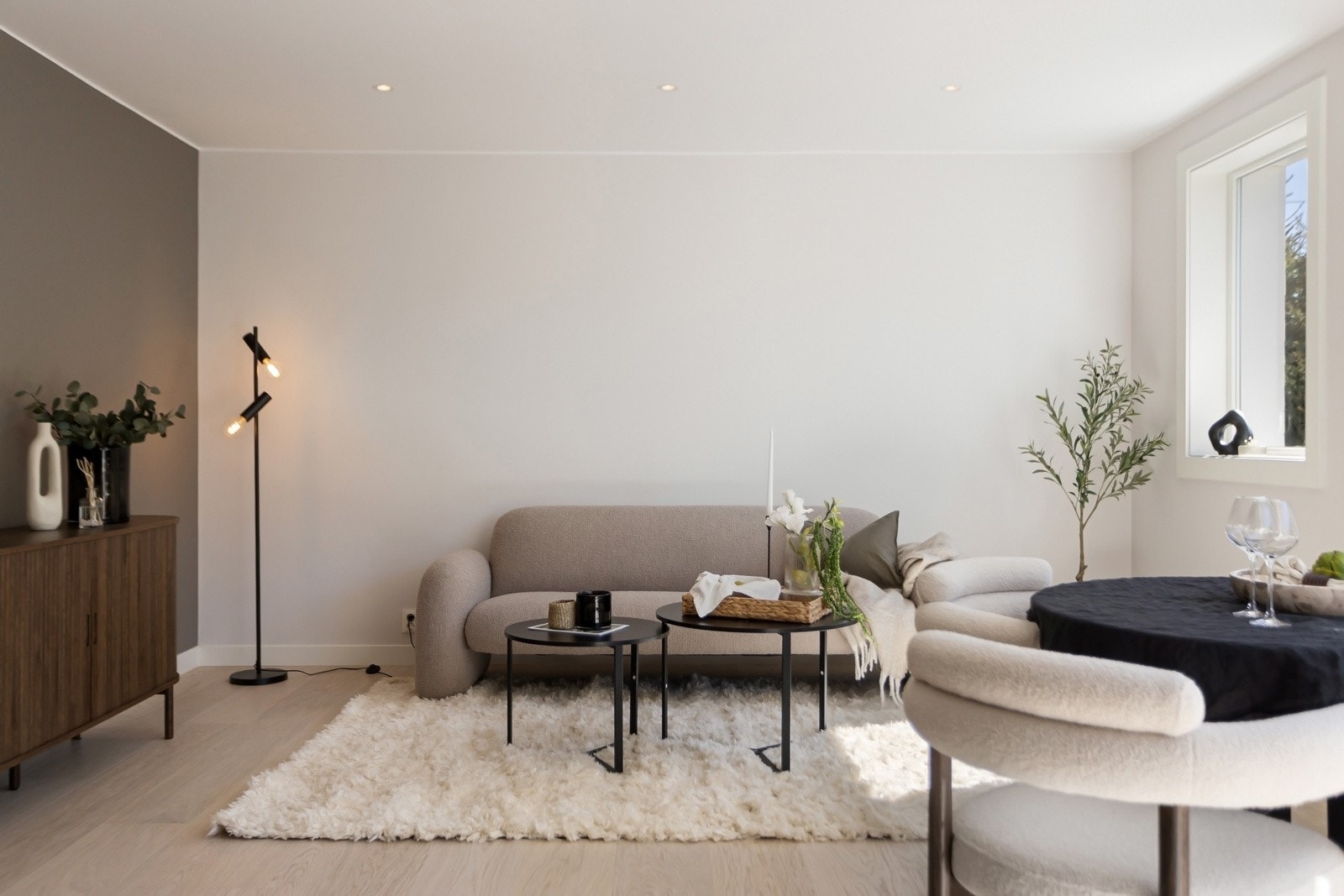 Overflatene ble nylig oppgradert i 2025, og leiligheten fremstår som innflyttingsklar med høy kvalitet i alle detaljer. Galleribilde