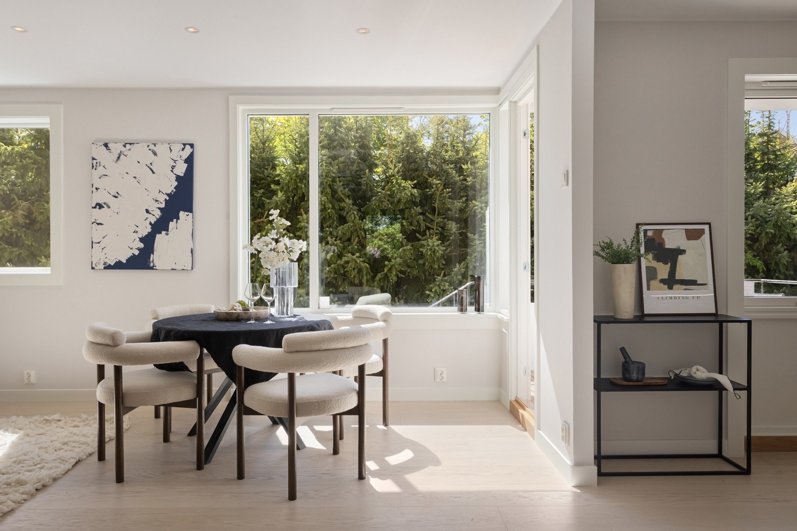 Stuen kan enkelt innredes i forskjellige soner, med plass til både romslig sofa og spisebord Galleribilde