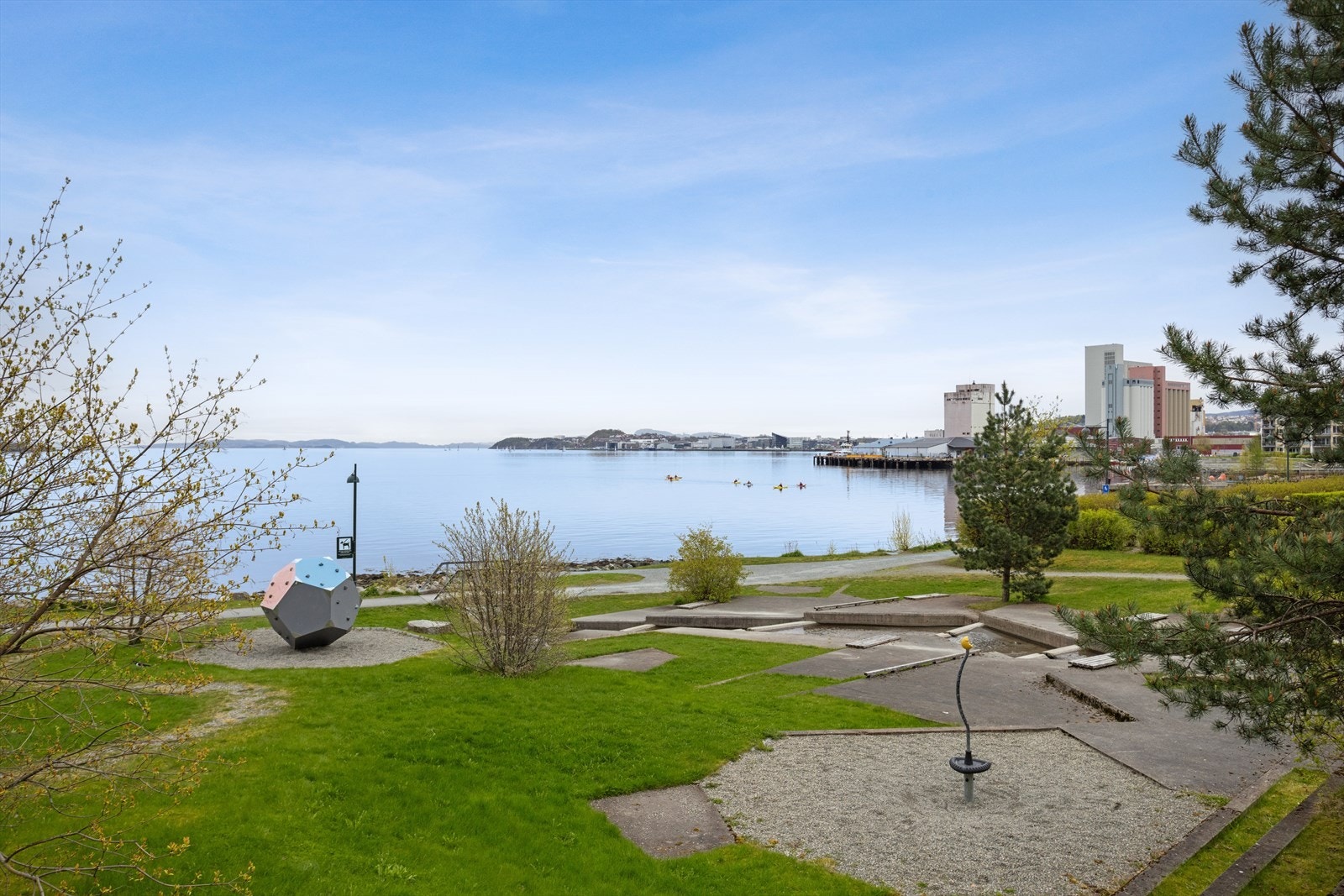Attraktive friarealer i Ilsvika med gode solforhold og bademuligheter rett utenfor inngangsdøren og et populært område for grilling og ballaktiviteter i sommerhalvåret. Galleribilde