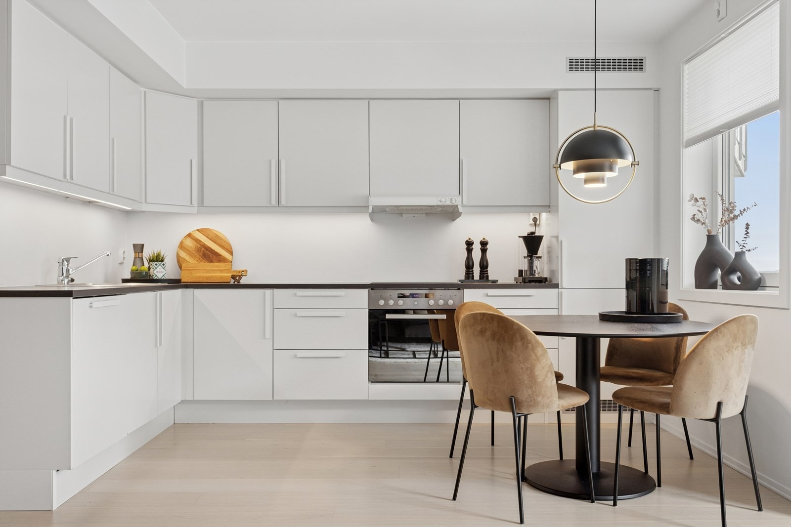 Kjøkkenet har en åpen løsning og tidløst design fra HTH med hvite profilerte fronter og nye håndtak (2020). Kjøkkenet har godt med skap- og benkeplass og integrerte hvitevarer som stekeovn, platetopp, oppvaskmaskin (2023) og kjøl/fryseskap. Galleribilde