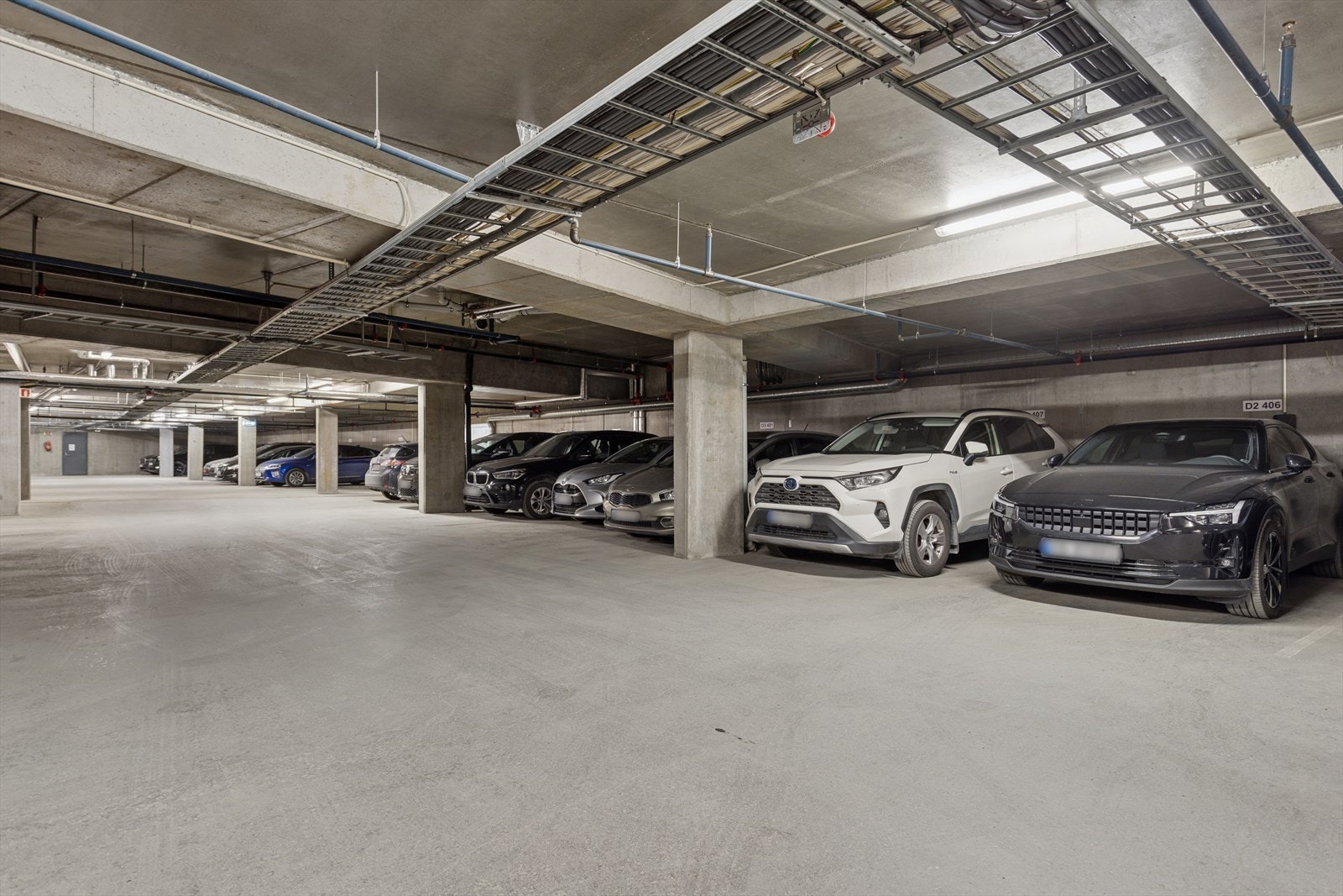 Fast parkeringsplass i oppvarmet parkeringskjelleren med elbil lader følger leiligheten. Ellers er det utmerket kollektivtilbud i området og gang- og sykkelavstand til flere studiesteder. Galleribilde