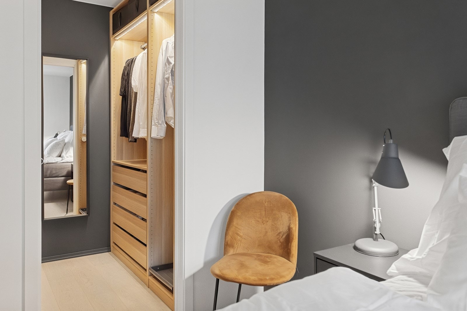 I tilknytning soverommet er det en praktisk walk-in-closet med PAX-garderobeløsning som medfølger i handelen. Galleribilde