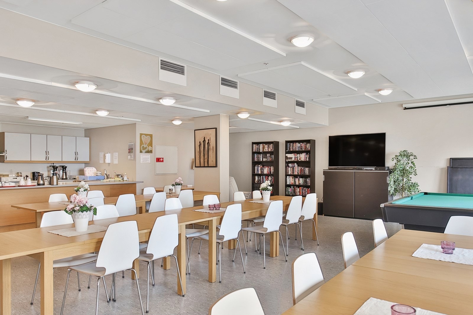 Areal til leie for private arrangement, ypperlig for bursdag, konfirmasjoner etc. Extra-lokalet kan fritt benyttes av beboerne når det ikke er utleid. Galleribilde