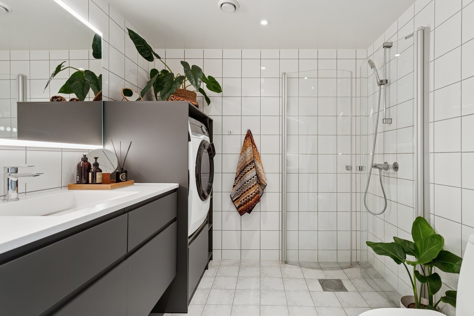 Badet er tidløst og flislagt, og er av god størrelse med behagelig varme i gulv. Galleribilde
