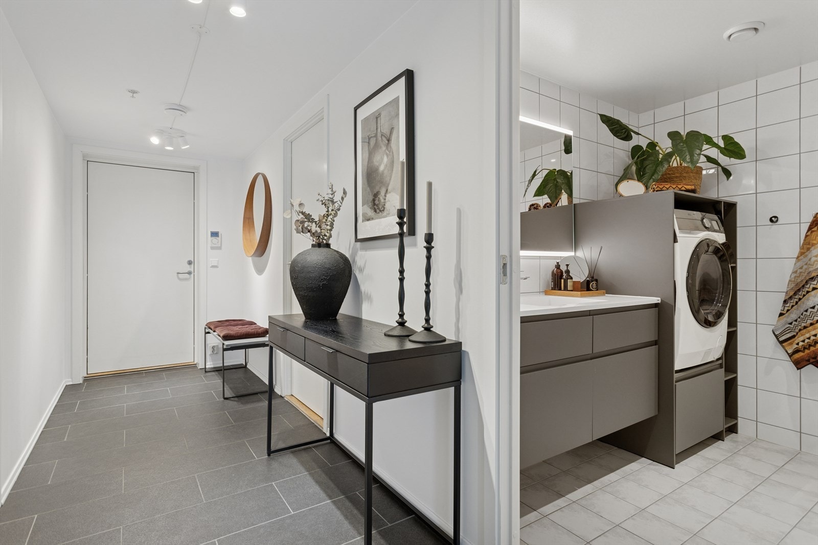 Bygget har moderne løsninger som balansert ventilasjon og fjernvarme som er inkludert i felleskostnaden iht. á kontoprinsippet. Galleribilde