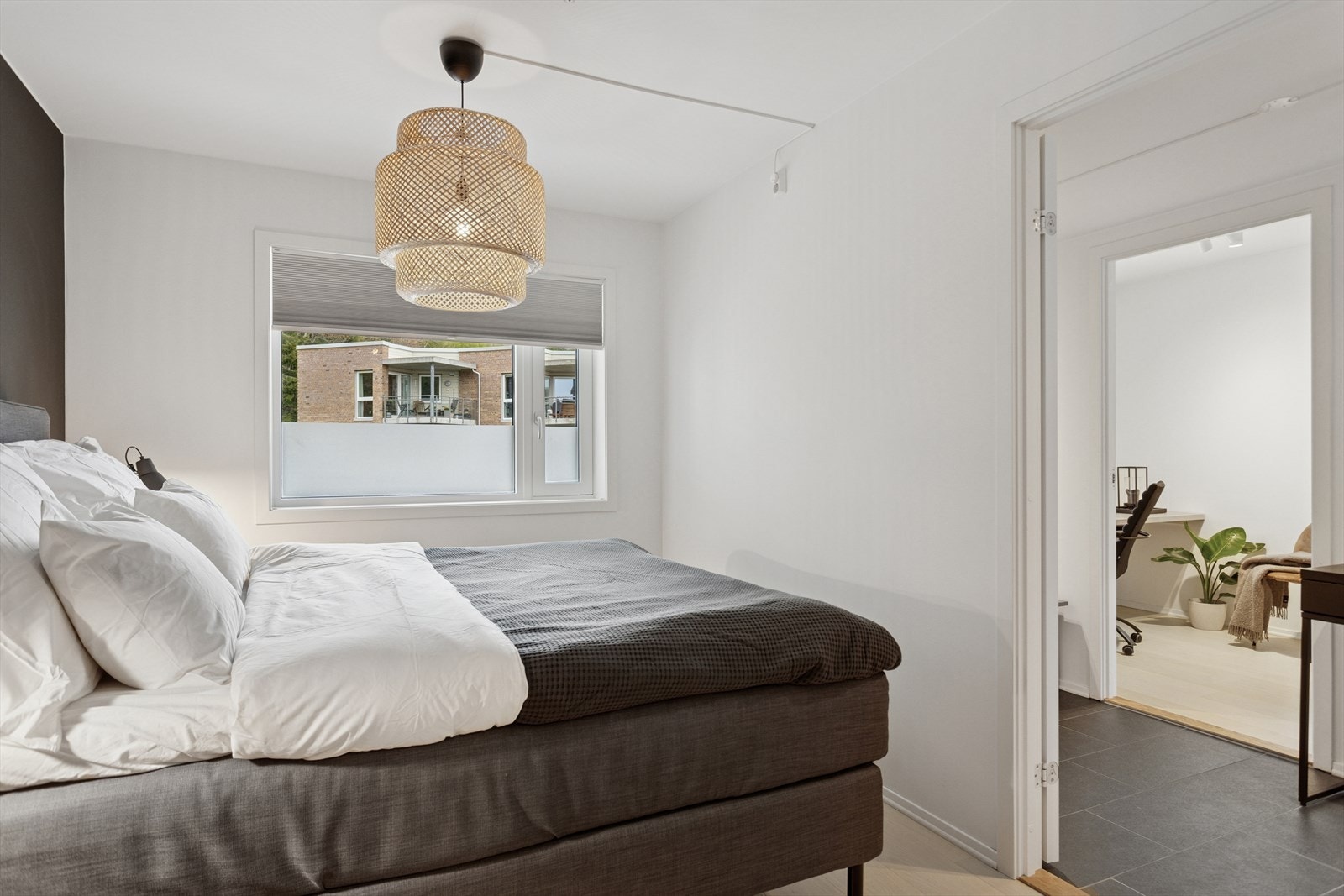 Begge soverommene vender ut mot et rolig fellesareal og svale omgivelser. Galleribilde