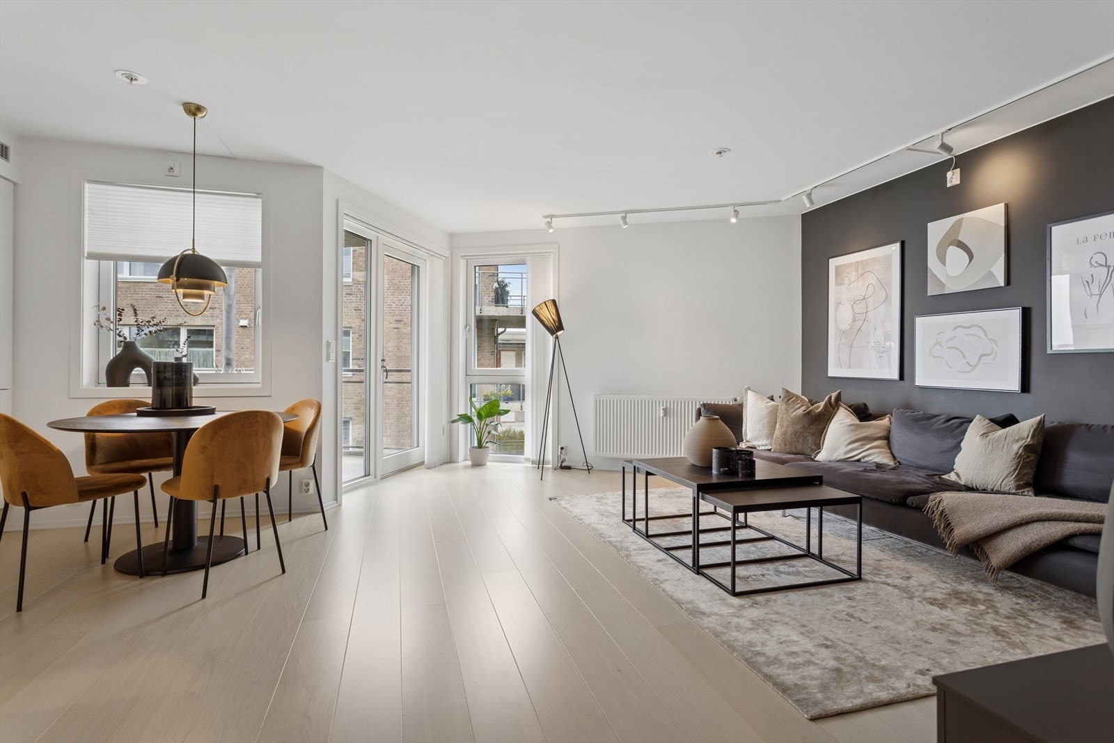 På gulvet er det lagt en svært flott én-stavs eikeparkett i 2020, som for øvrig også er gjennomgående på alle rom unntatt bad og gang. Dette gir en helhetlig fremtoning. Galleribilde