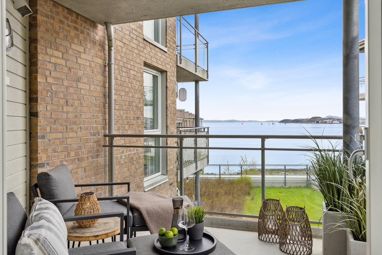 Blant de fremste kvalitetene ved boligen er denne herlige balkongen med slående fjordutsikt. Her har du plass til utemøblement som sittegruppe og grill. Galleribilde