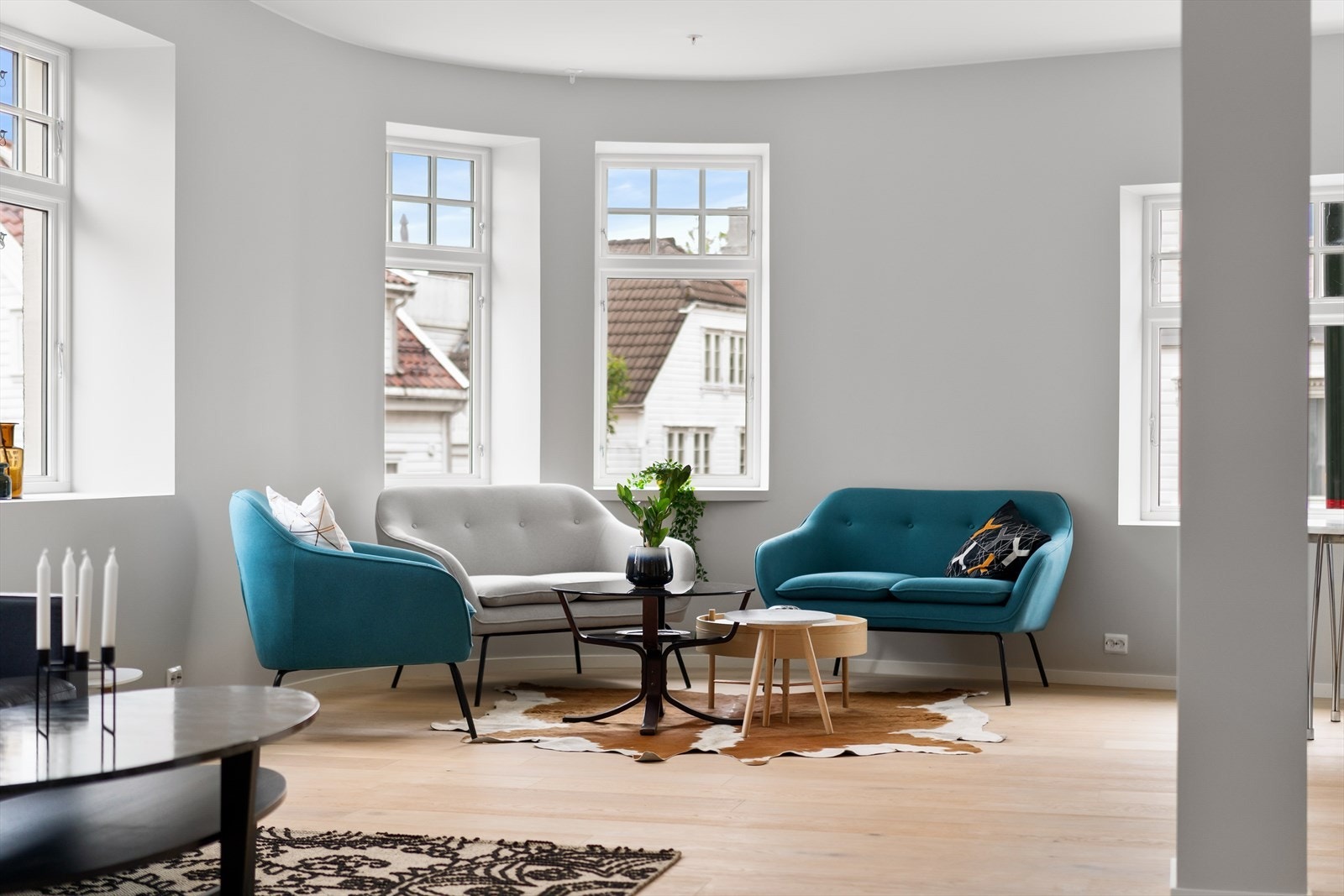 Stua har mulighet for flere sittegrupper med sine buede vegger Galleribilde