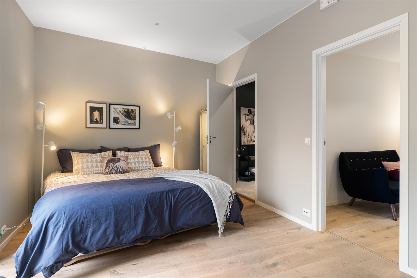 Hovedsoverommet er av god størrelse og har både eget bad og walk-in-garderobe Galleribilde