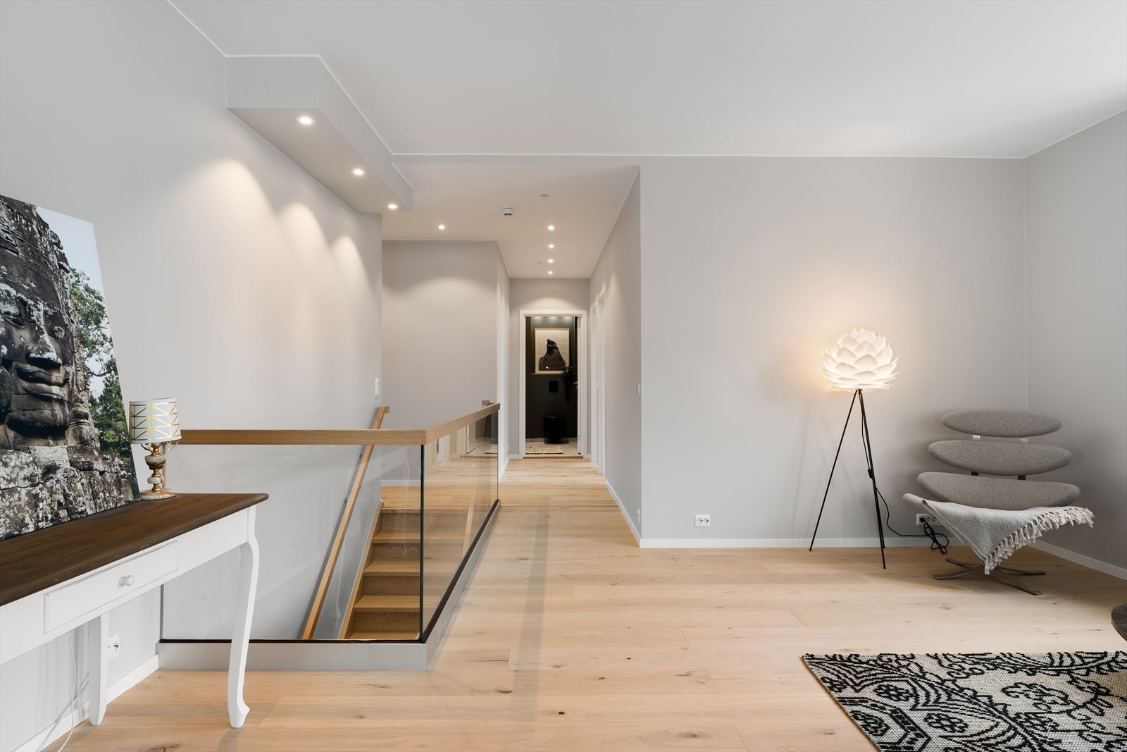 Stua er åpen og moderne med gjennomførte detaljer som rekkverk i glass Galleribilde
