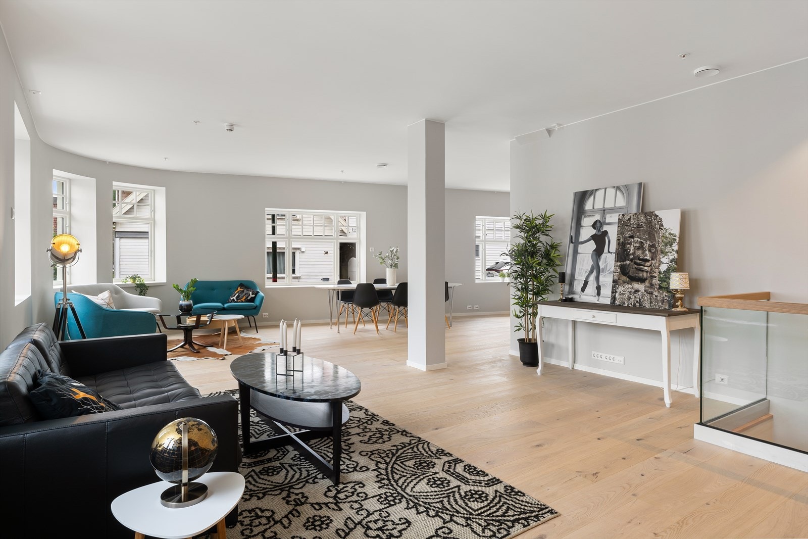 Lys og romslig stue med stilfull innredning og moderne åpen løsning. Høy standard og attraktive detaljer. Galleribilde