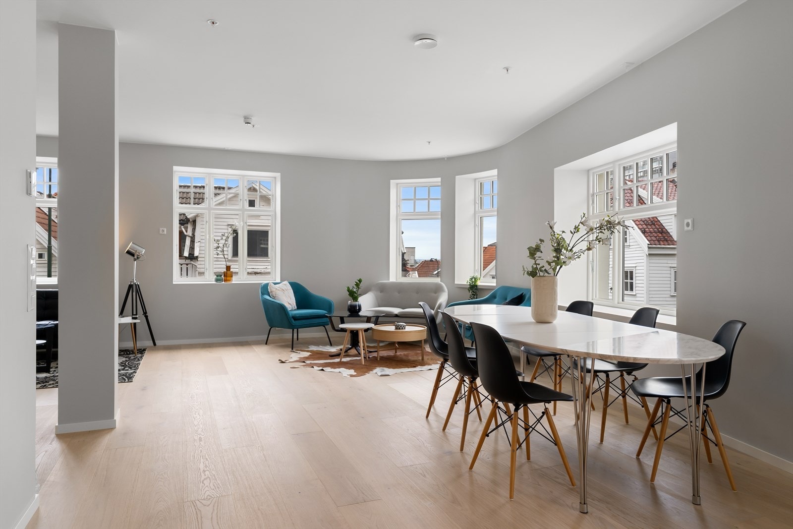 Det er plass til både spisebord og flere sofagrupper Galleribilde