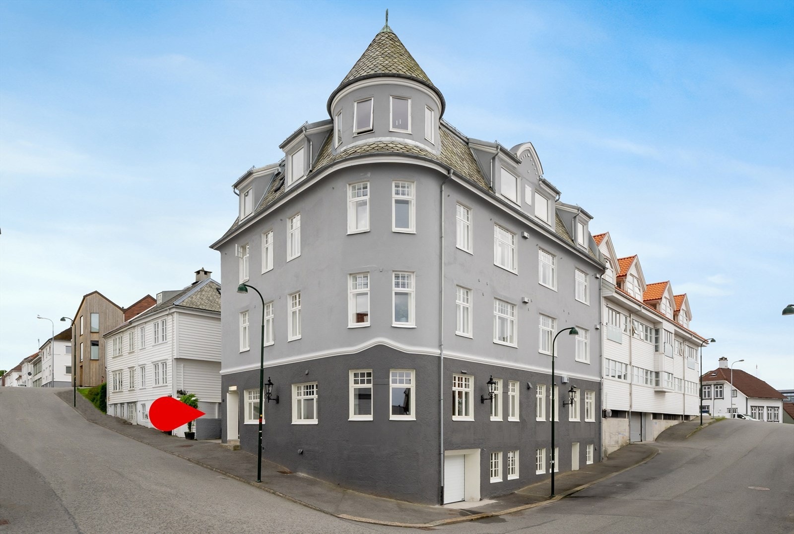 Nydelig bygård! Leiligheten går over 2.etasjer og har garasje med direkte adkomst til leiligheten. Galleribilde