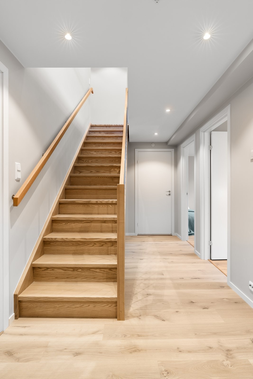 Trappen er utført i tre og gjør en flott detalj til de moderne fargevalgene Galleribilde