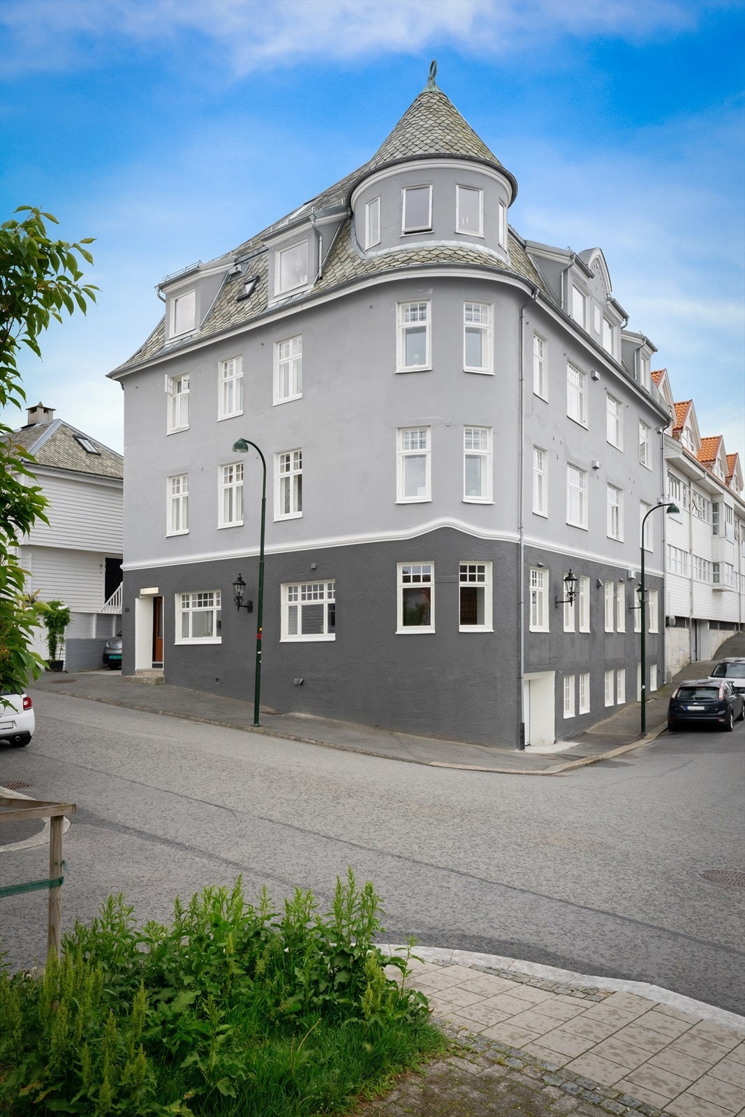 Vakker bygård beliggende midt i byen med med alt hva sentrum har å by på like utenfor inngangsdøra. Galleribilde