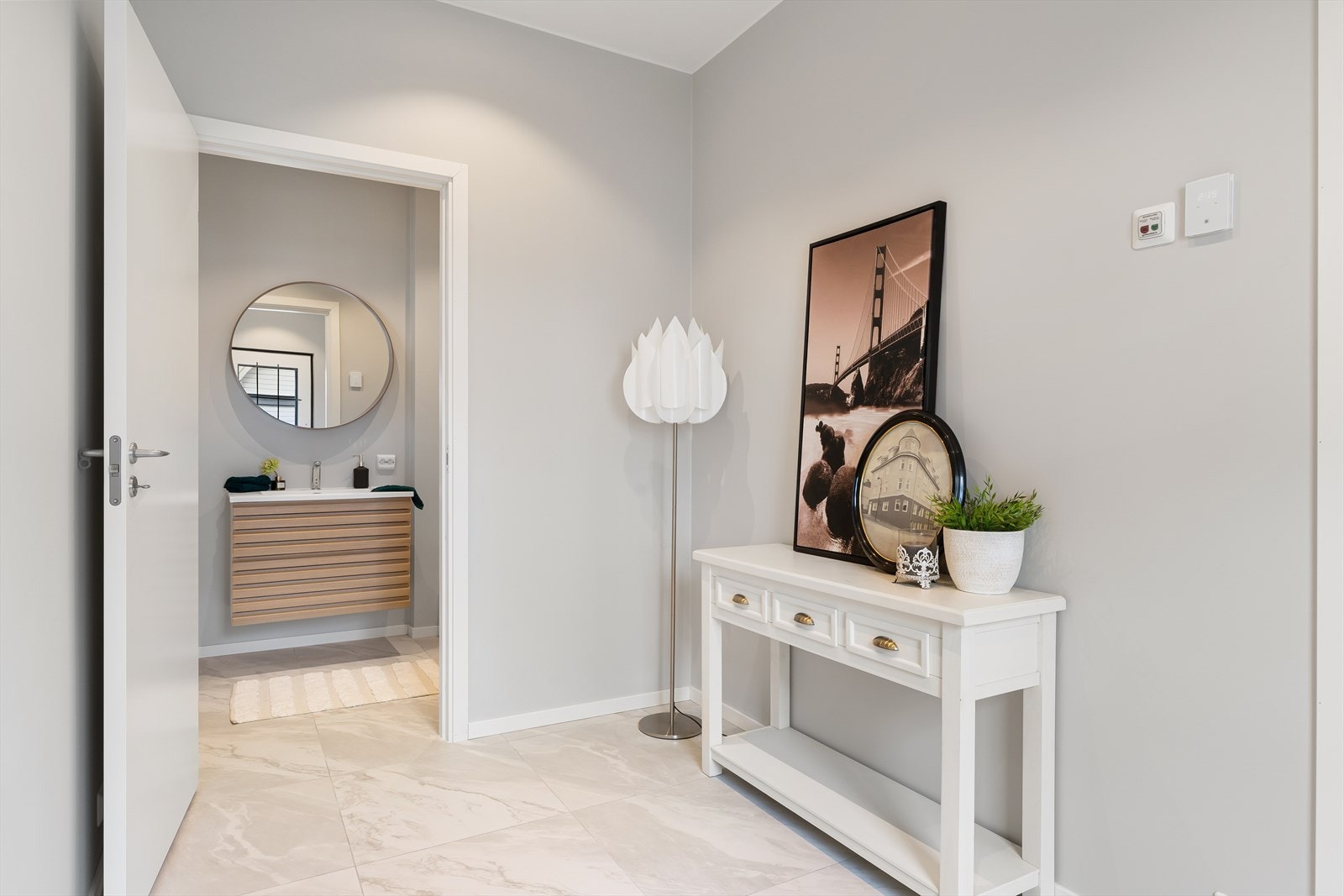 Lys og innbydende entré med elegante detaljer og moderne design. Praktisk gjestetoalett i entréen Galleribilde