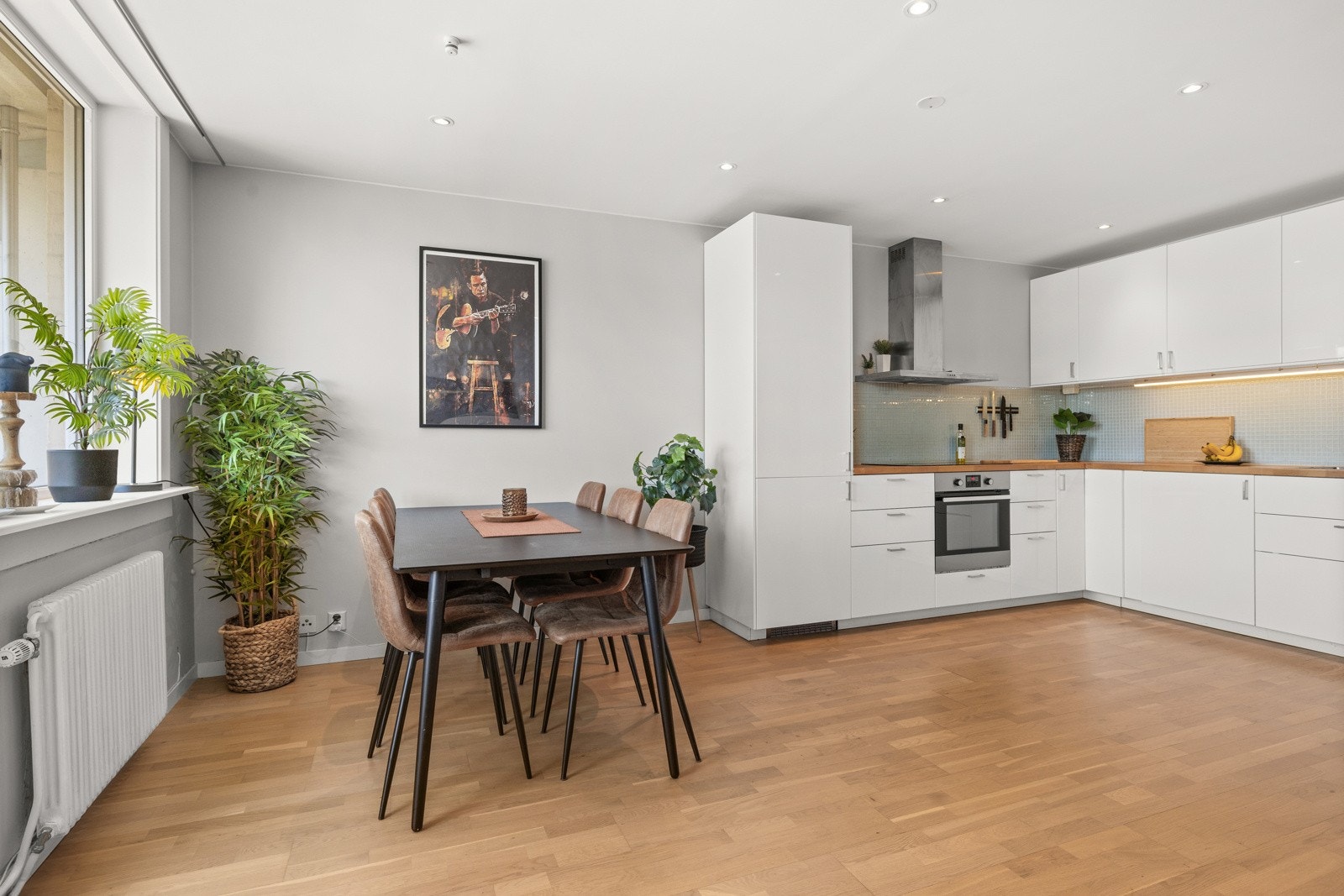 Integrert oppvaskmaskin (fra 2021), kjøle- og fryseskap, stekeovn og induksjonstopp. Galleribilde