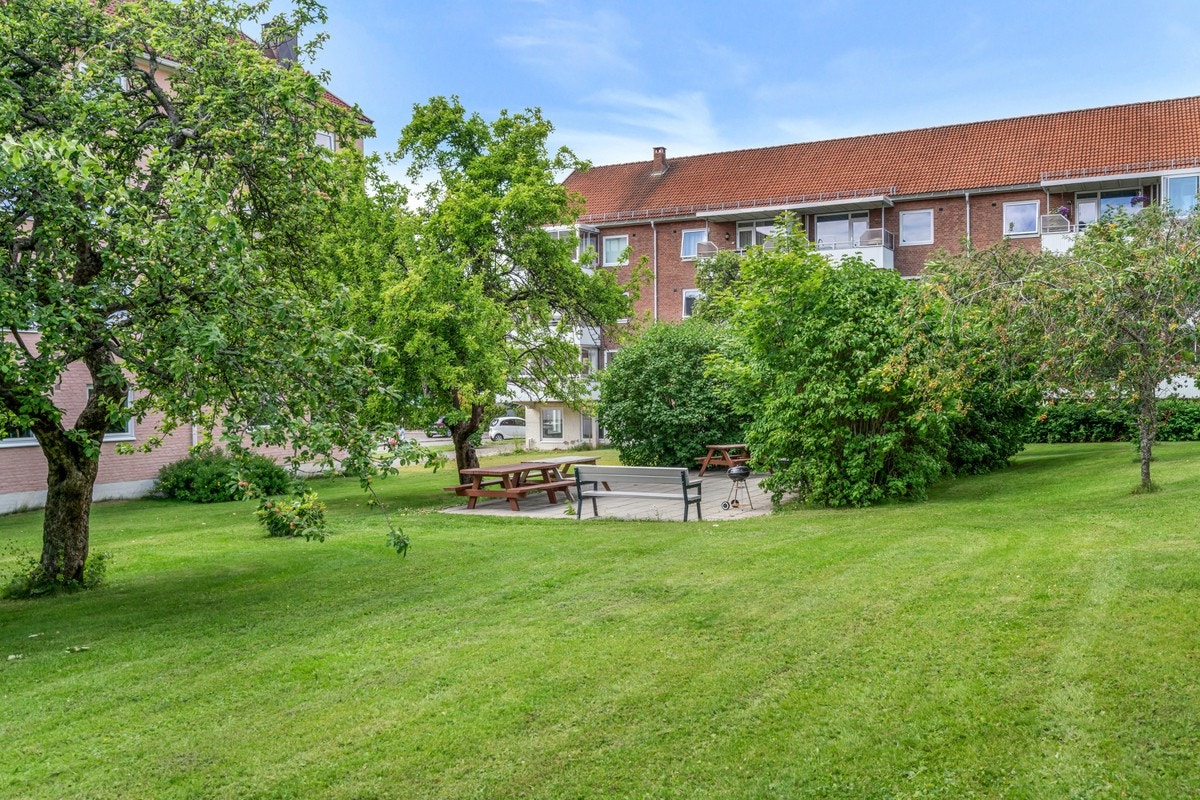 Leiligheten ligger i grønne, fine omgivelser. Galleribilde