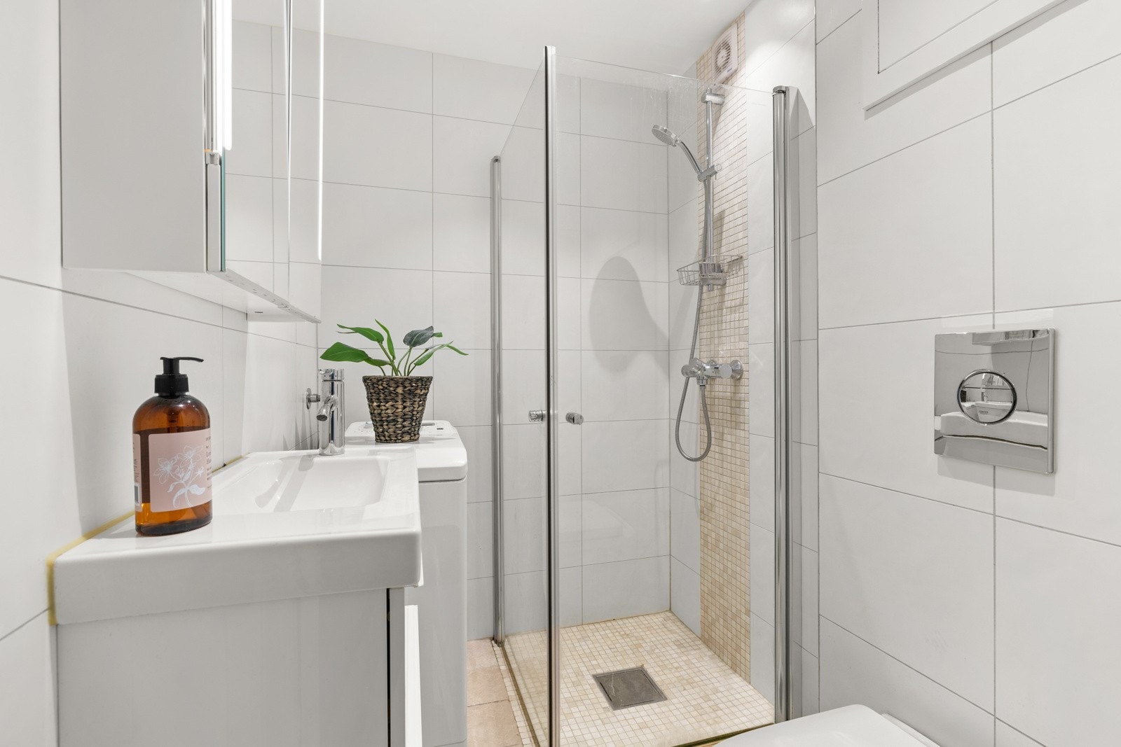 Lekkert og delikat baderom som ble oppusset i 2017. Galleribilde