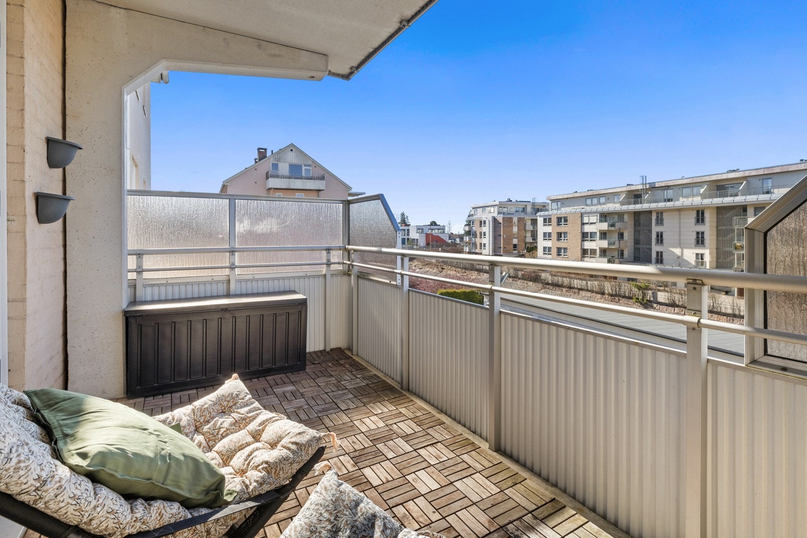 Her får du god plass til å innrede med det du måtte ønske av utemøblement og grill. Galleribilde