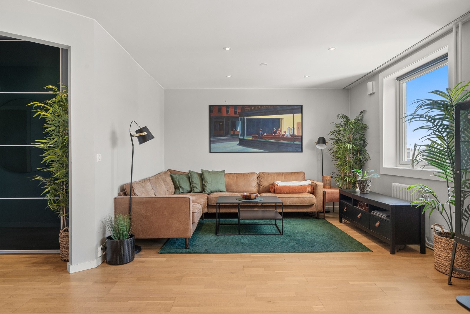 Boligens planløsning er svært praktisk, og du får god plass til en stor sofagruppe. Galleribilde