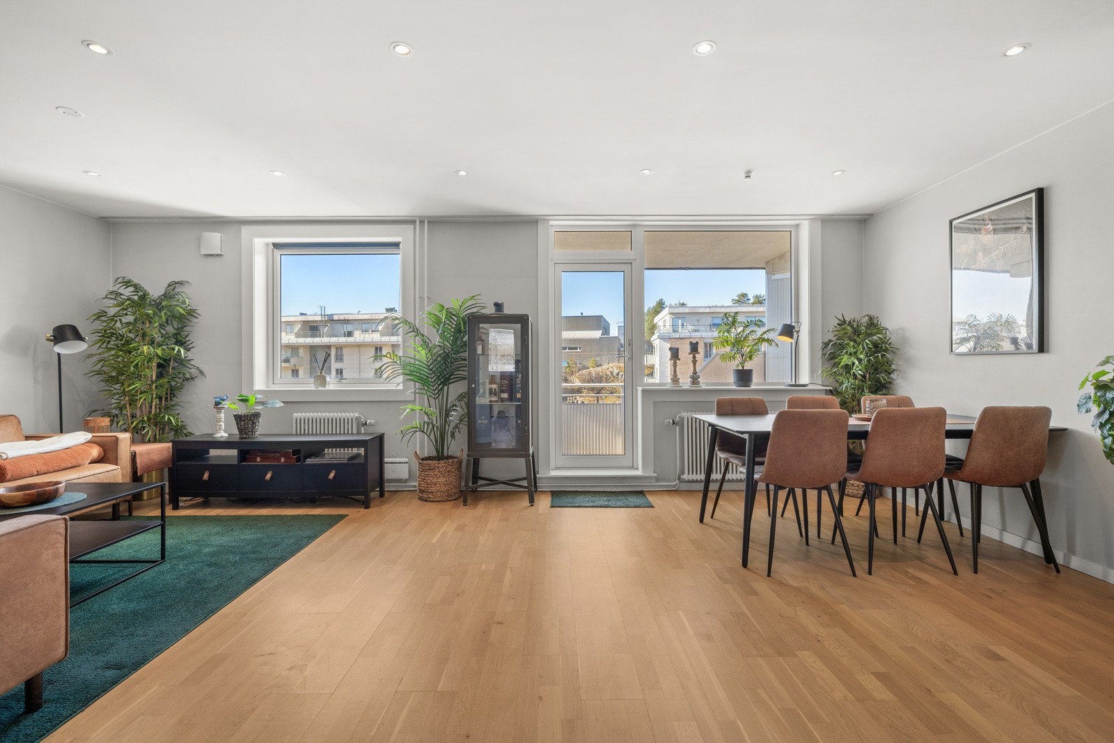 Spisestue i naturlig tilknytning til kjøkkenet og stuen. Galleribilde