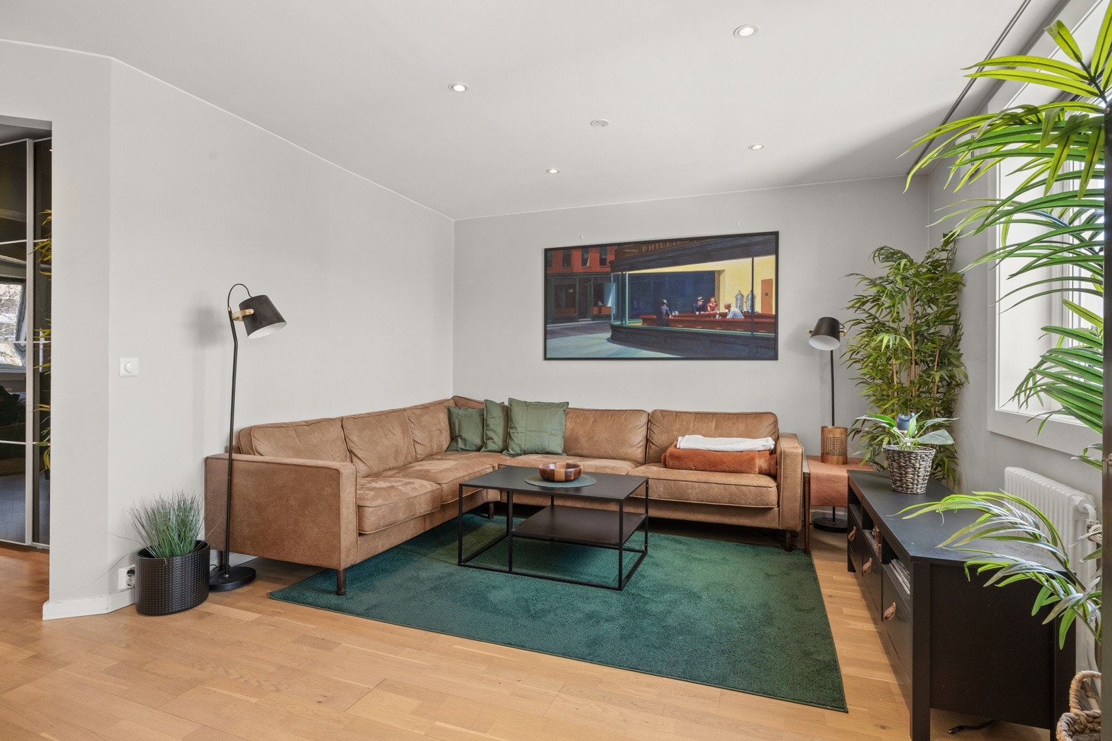 Gulv med 3-stavs eikeparkett. Galleribilde