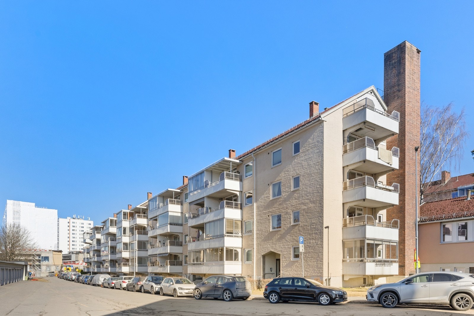 Leiligheten har en meget sentral beliggenhet, med kun 5 minutter gange til senter og T-bane. Galleribilde