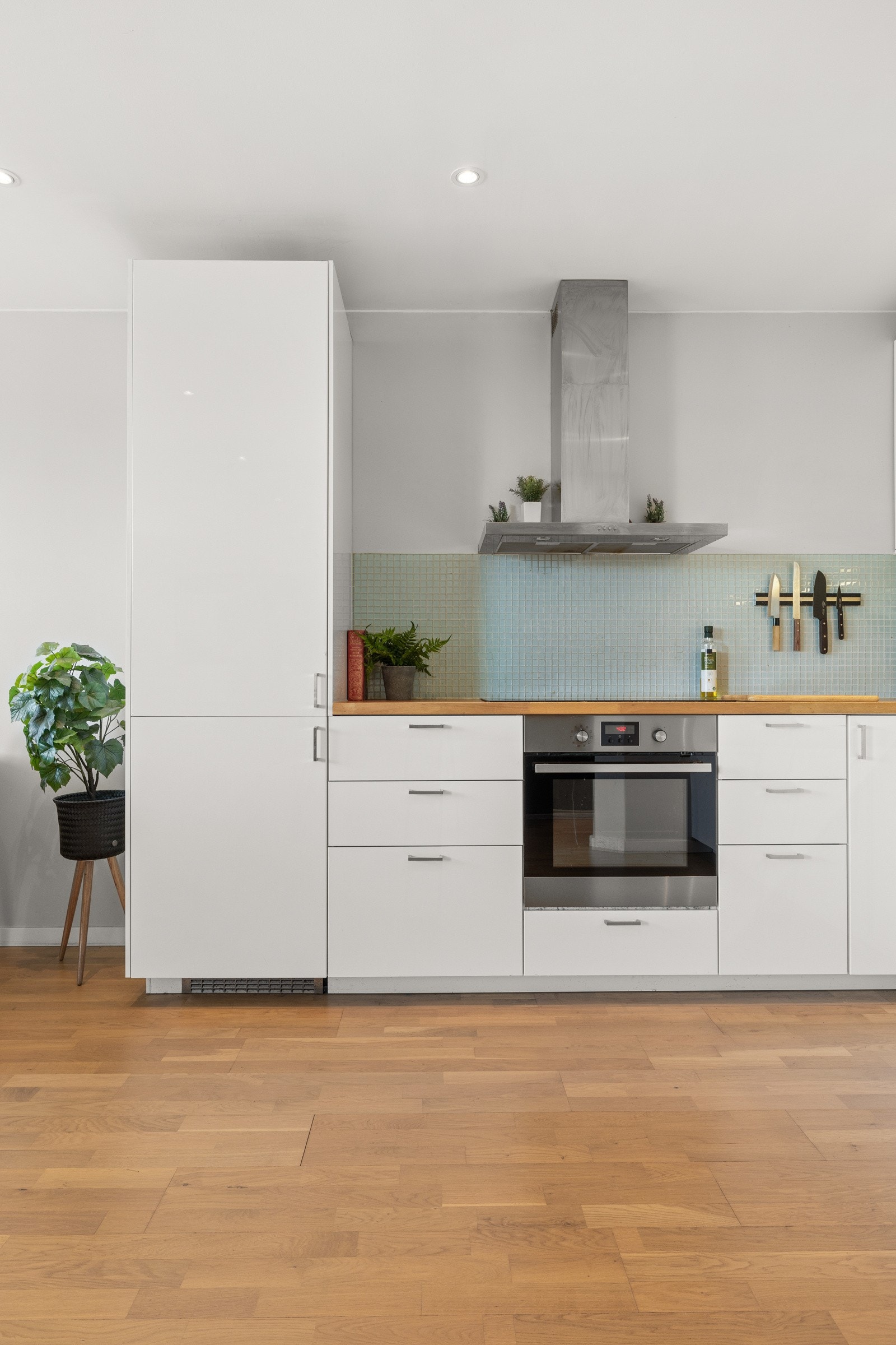 Kjøkkenet er flyttet ut på stuen for en sosial planløsning, og det er etablert soverom der hvor kjøkkenet var tidligere. Galleribilde