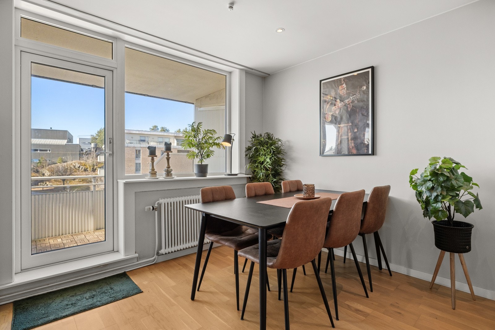 Leiligheten har store vinduer mot vest som slipper inn rikelig med lys. Galleribilde