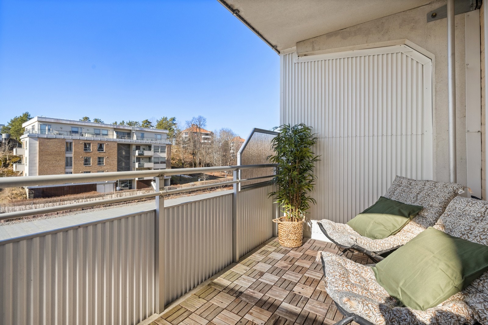 Usjenert og skjermet balkong med svært gode solforhold. Her får du solen fra ca. kl. 12:00 - 22:00 på sommeren. Galleribilde