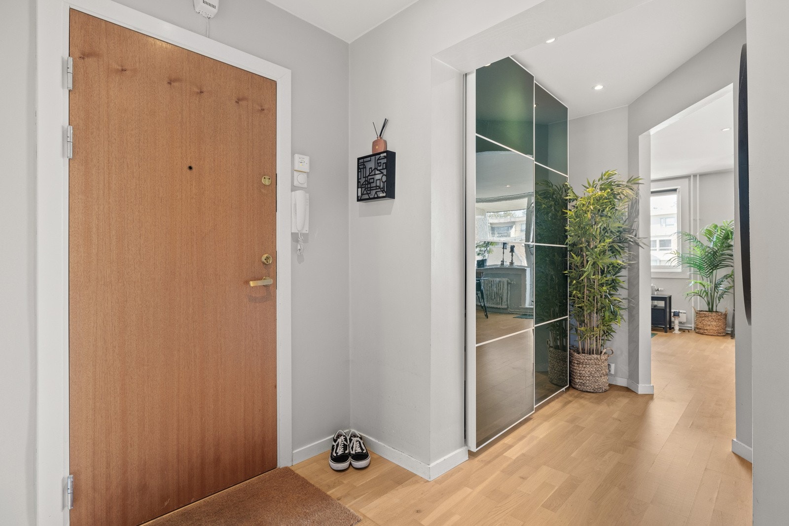 Gang med mye garderobeplass. Galleribilde