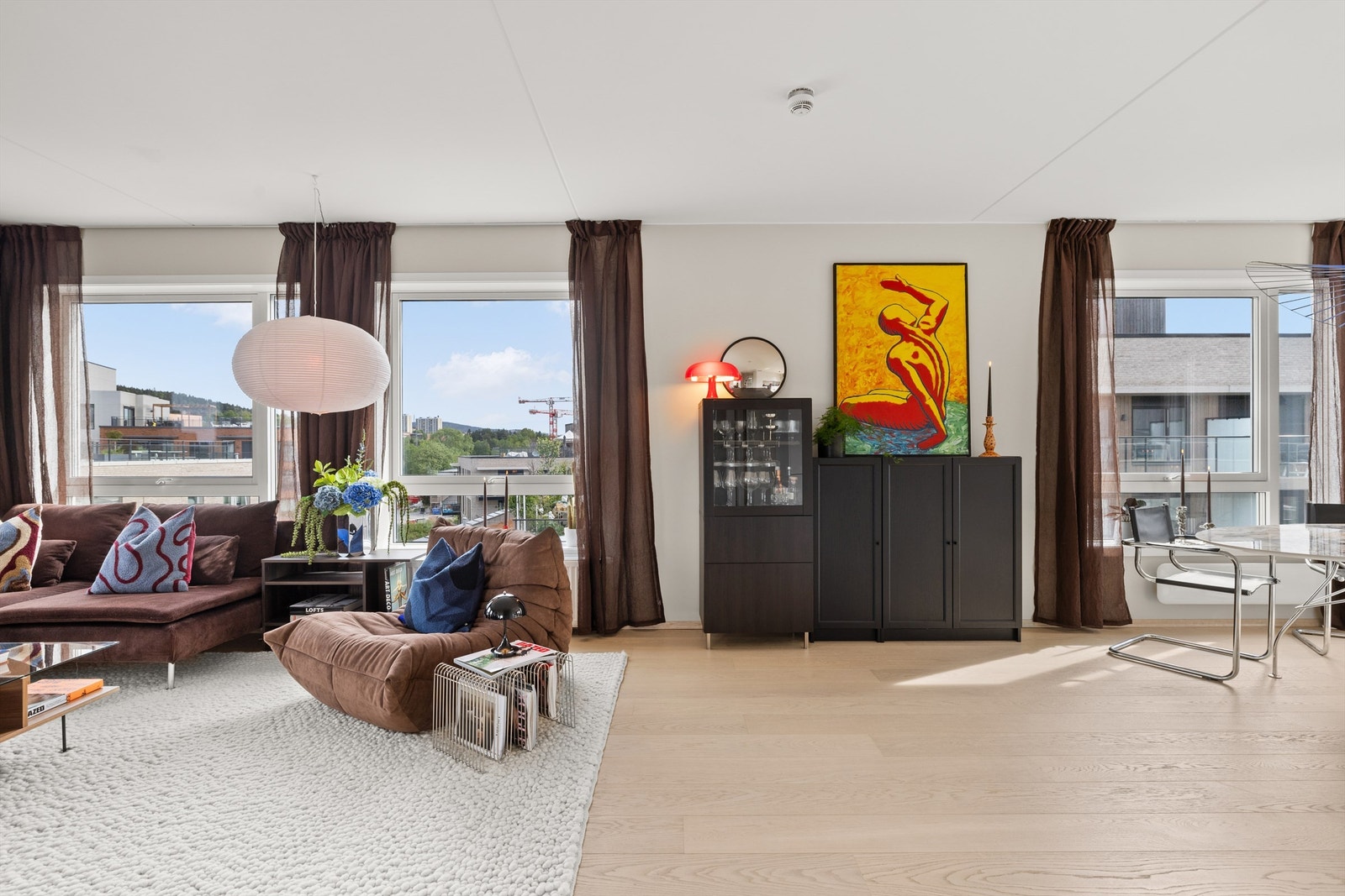 Her er det god plass til både sofagruppe og spisebord i naturlig inndelte soner. Galleribilde