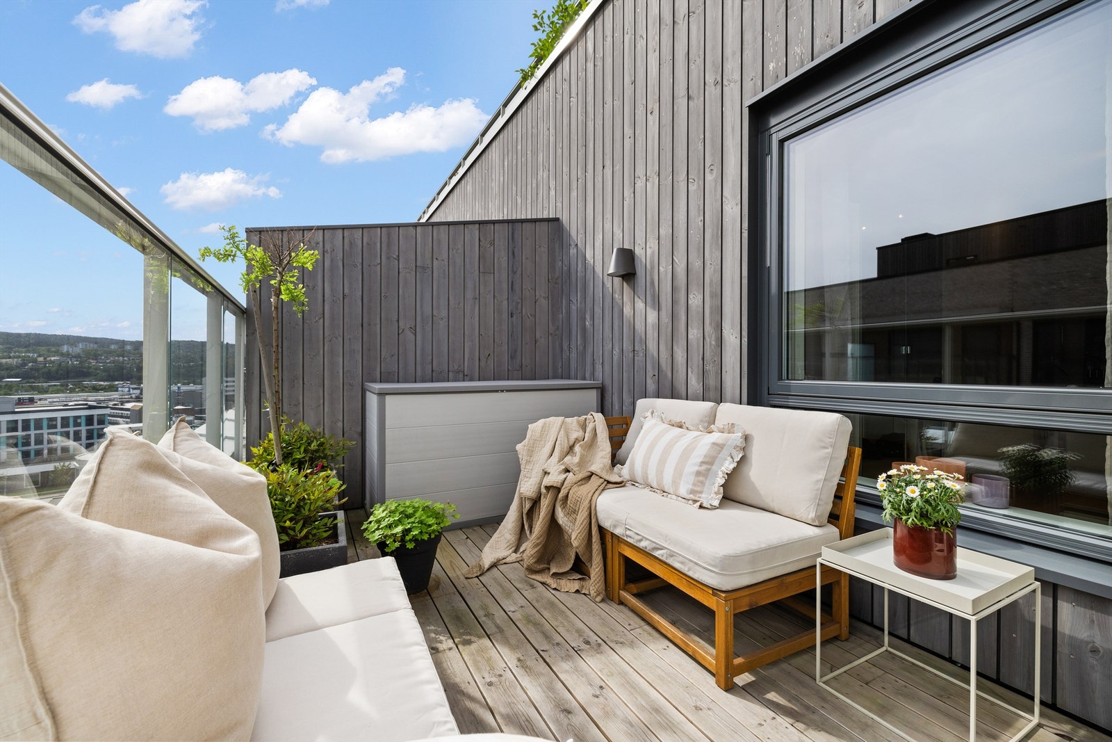 Belagt med terrassebord og utstyrt med utebelysning og stikkontakt. Perfekt for morgenkaffen, dyrking eller en liten lounge. Galleribilde