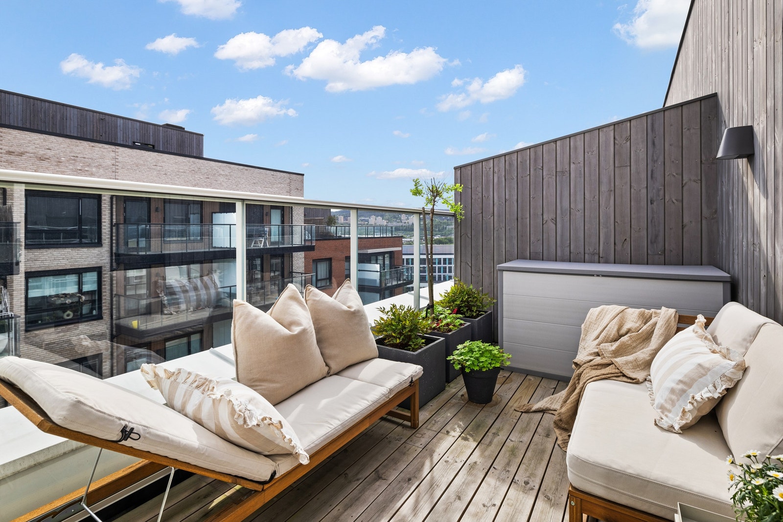 Utgang til en privat og skjermet takterrasse på ca. 9 kvm fra kjøkkensonen. Galleribilde